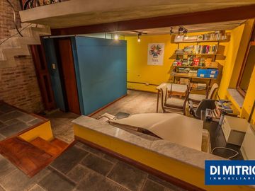 Este edificio tiene todo lo que necesitas: Tu Casa, tu Comercio, un Loft para renta y Cocheras!