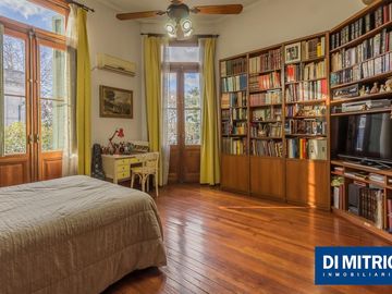Este edificio tiene todo lo que necesitas: Tu Casa, tu Comercio, un Loft para renta y Cocheras!