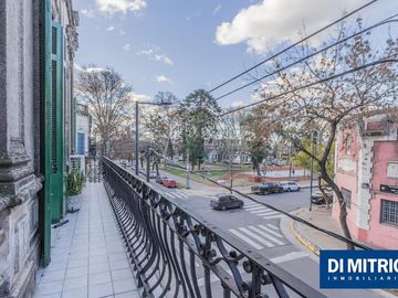 Este edificio tiene todo lo que necesitas: Tu Casa, tu Comercio, un Loft para renta y Cocheras!