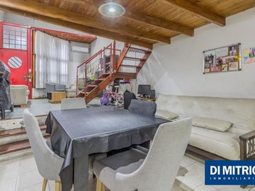 Este edificio tiene todo lo que necesitas: Tu Casa, tu Comercio, un Loft para renta y Cocheras!