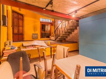 Este edificio tiene todo lo que necesitas: Tu Casa, tu Comercio, un Loft para renta y Cocheras!