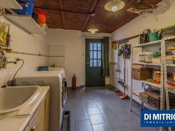 Este edificio tiene todo lo que necesitas: Tu Casa, tu Comercio, un Loft para renta y Cocheras!