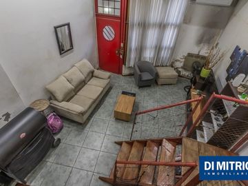 Este edificio tiene todo lo que necesitas: Tu Casa, tu Comercio, un Loft para renta y Cocheras!