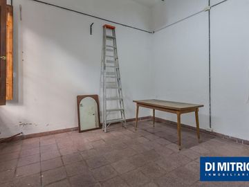 Este edificio tiene todo lo que necesitas: Tu Casa, tu Comercio, un Loft para renta y Cocheras!