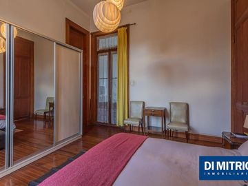 Este edificio tiene todo lo que necesitas: Tu Casa, tu Comercio, un Loft para renta y Cocheras!