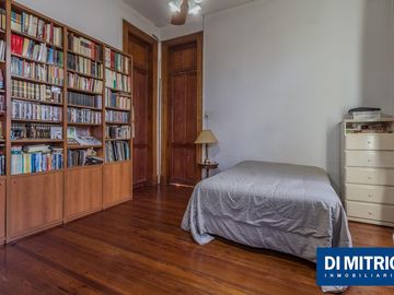 Este edificio tiene todo lo que necesitas: Tu Casa, tu Comercio, un Loft para renta y Cocheras!