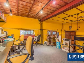 Este edificio tiene todo lo que necesitas: Tu Casa, tu Comercio, un Loft para renta y Cocheras!