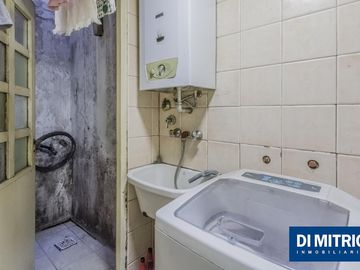 Este edificio tiene todo lo que necesitas: Tu Casa, tu Comercio, un Loft para renta y Cocheras!