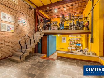 Este edificio tiene todo lo que necesitas: Tu Casa, tu Comercio, un Loft para renta y Cocheras!