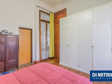 Este edificio tiene todo lo que necesitas: Tu Casa, tu Comercio, un Loft para renta y Cocheras!