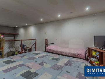Este edificio tiene todo lo que necesitas: Tu Casa, tu Comercio, un Loft para renta y Cocheras!