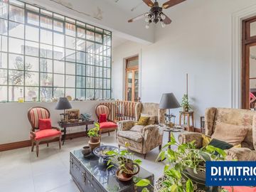 Este edificio tiene todo lo que necesitas: Tu Casa, tu Comercio, un Loft para renta y Cocheras!
