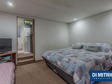 Este edificio tiene todo lo que necesitas: Tu Casa, tu Comercio, un Loft para renta y Cocheras!