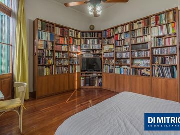 Este edificio tiene todo lo que necesitas: Tu Casa, tu Comercio, un Loft para renta y Cocheras!