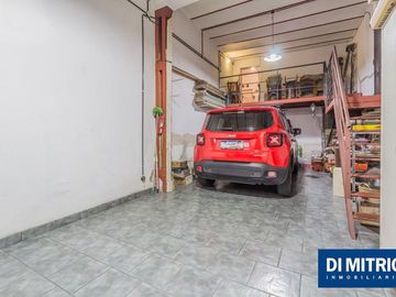 Este edificio tiene todo lo que necesitas: Tu Casa, tu Comercio, un Loft para renta y Cocheras!