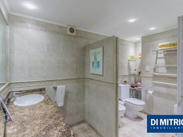 Este edificio tiene todo lo que necesitas: Tu Casa, tu Comercio, un Loft para renta y Cocheras!