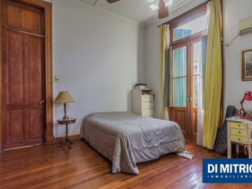 Este edificio tiene todo lo que necesitas: Tu Casa, tu Comercio, un Loft para renta y Cocheras!