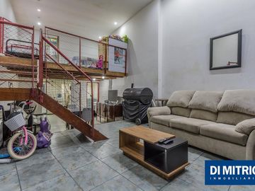 Este edificio tiene todo lo que necesitas: Tu Casa, tu Comercio, un Loft para renta y Cocheras!