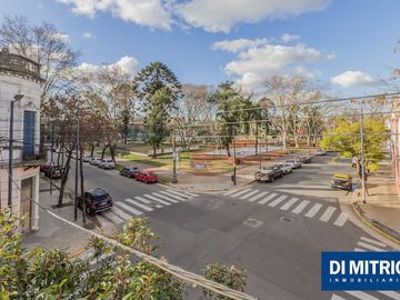 Este edificio tiene todo lo que necesitas: Tu Casa, tu Comercio, un Loft para renta y Cocheras!
