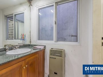 Este edificio tiene todo lo que necesitas: Tu Casa, tu Comercio, un Loft para renta y Cocheras!