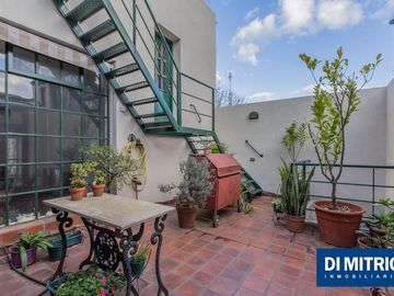 Este edificio tiene todo lo que necesitas: Tu Casa, tu Comercio, un Loft para renta y Cocheras!