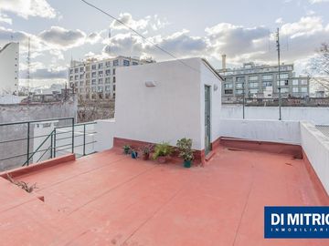 Este edificio tiene todo lo que necesitas: Tu Casa, tu Comercio, un Loft para renta y Cocheras!