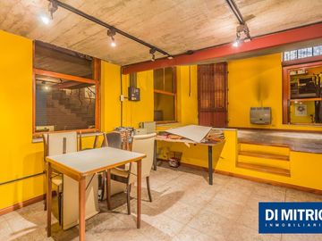 Este edificio tiene todo lo que necesitas: Tu Casa, tu Comercio, un Loft para renta y Cocheras!