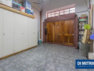 Este edificio tiene todo lo que necesitas: Tu Casa, tu Comercio, un Loft para renta y Cocheras!