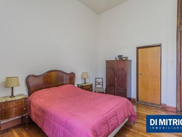 Este edificio tiene todo lo que necesitas: Tu Casa, tu Comercio, un Loft para renta y Cocheras!