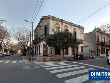 Este edificio tiene todo lo que necesitas: Tu Casa, tu Comercio, un Loft para renta y Cocheras!