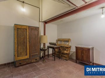 Este edificio tiene todo lo que necesitas: Tu Casa, tu Comercio, un Loft para renta y Cocheras!