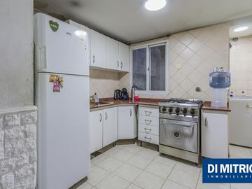 Este edificio tiene todo lo que necesitas: Tu Casa, tu Comercio, un Loft para renta y Cocheras!