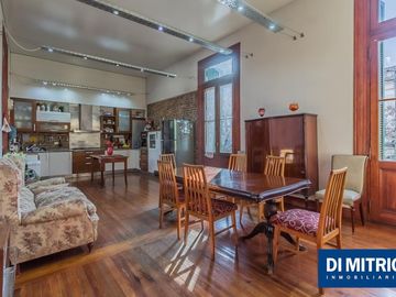 Este edificio tiene todo lo que necesitas: Tu Casa, tu Comercio, un Loft para renta y Cocheras!