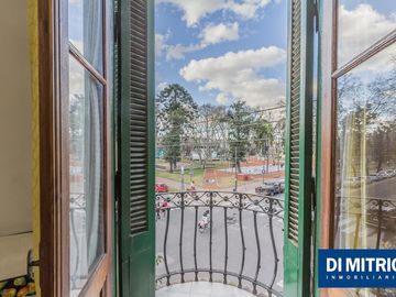 Este edificio tiene todo lo que necesitas: Tu Casa, tu Comercio, un Loft para renta y Cocheras!