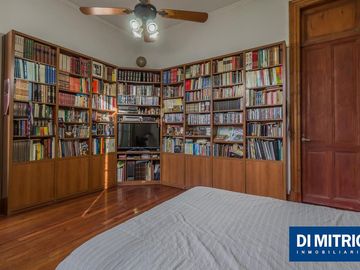Este edificio tiene todo lo que necesitas: Tu Casa, tu Comercio, un Loft para renta y Cocheras!