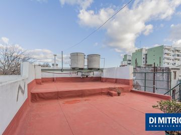 Este edificio tiene todo lo que necesitas: Tu Casa, tu Comercio, un Loft para renta y Cocheras!