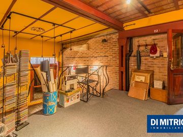 Este edificio tiene todo lo que necesitas: Tu Casa, tu Comercio, un Loft para renta y Cocheras!