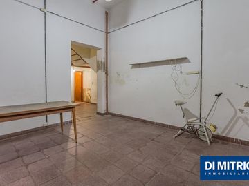 Este edificio tiene todo lo que necesitas: Tu Casa, tu Comercio, un Loft para renta y Cocheras!