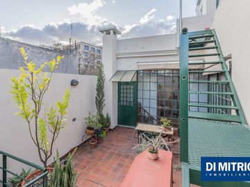 Este edificio tiene todo lo que necesitas: Tu Casa, tu Comercio, un Loft para renta y Cocheras!