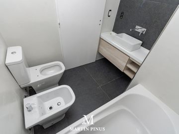 SEMIPISO - 3 AMBIENTES CON POSIBIILIDAD DE HACER OTRO CUARTO - BALCON - UNA COCHERA- COLEGIALES