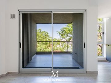 SEMIPISO - 3 AMBIENTES CON POSIBIILIDAD DE HACER OTRO CUARTO - BALCON - UNA COCHERA- COLEGIALES