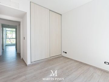SEMIPISO - 3 AMBIENTES CON POSIBIILIDAD DE HACER OTRO CUARTO - BALCON - UNA COCHERA- COLEGIALES