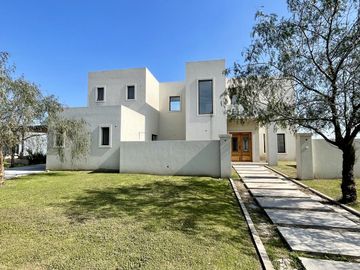 Casa en venta en San Matias - Al Lago - Con Piscina