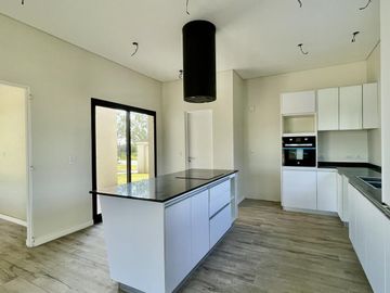 Casa en venta en San Matias - Al Lago - Con Piscina