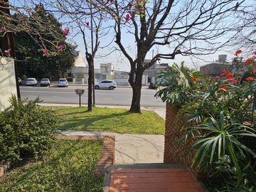Casa sobre Av Zanni, a metros de Almafuerte