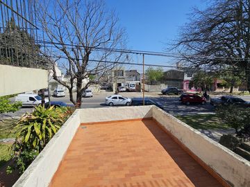 Casa sobre Av Zanni, a metros de Almafuerte