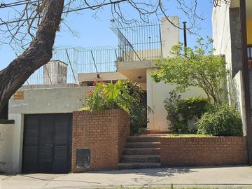 Casa sobre Av Zanni, a metros de Almafuerte