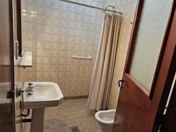 Casa sobre Av Zanni, a metros de Almafuerte