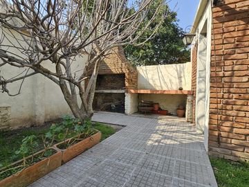 Casa sobre Av Zanni, a metros de Almafuerte