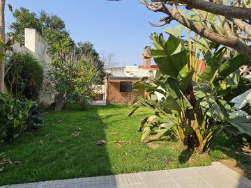 Casa sobre Av Zanni, a metros de Almafuerte